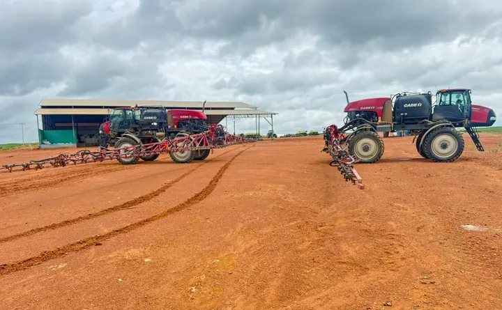 Operação agrícola em campo destacando a experiência prática da equipe da Lavra Agro