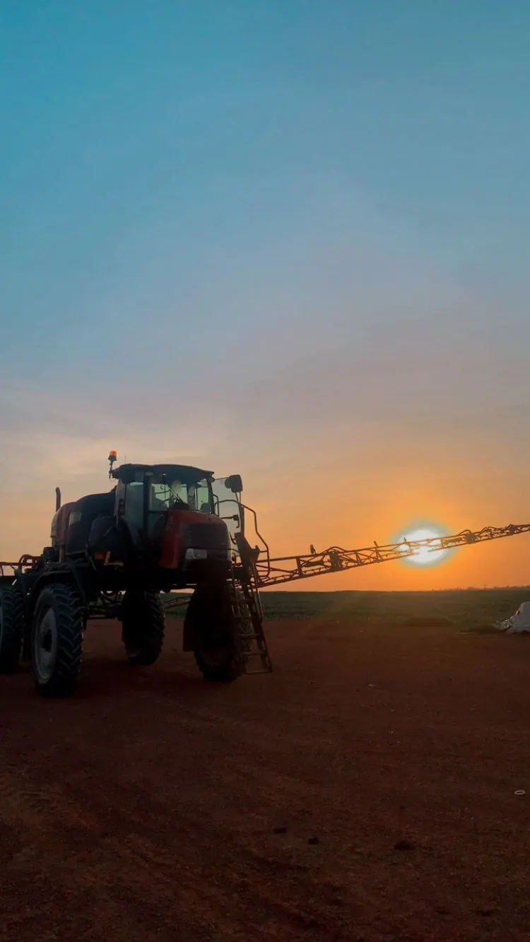 Máquina agrícola utilizada em pulverização terrestre para grandes áreas